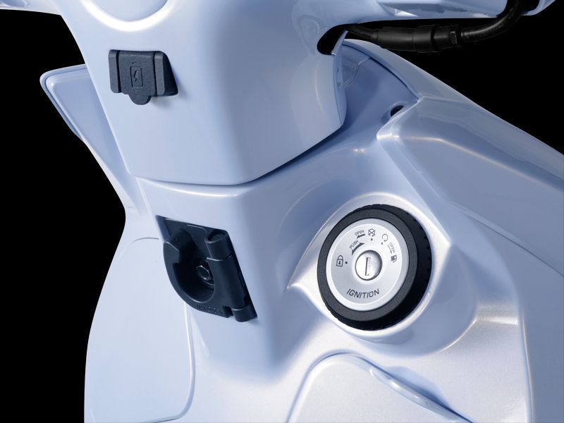 Front-mounted fuel cap